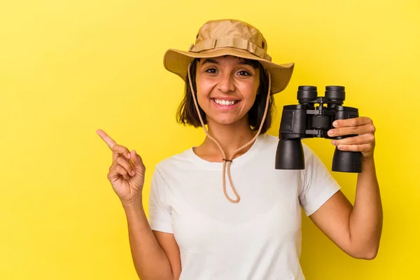 Junge Mischlingsforscherin Mit Fernglas Auf Gelbem Hintergrund Lächelnd Und Zur — Stockfoto