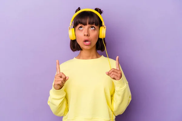 Jeune Femme Métisse Écoutant Musique Isolée Sur Fond Violet Pointant — Photo