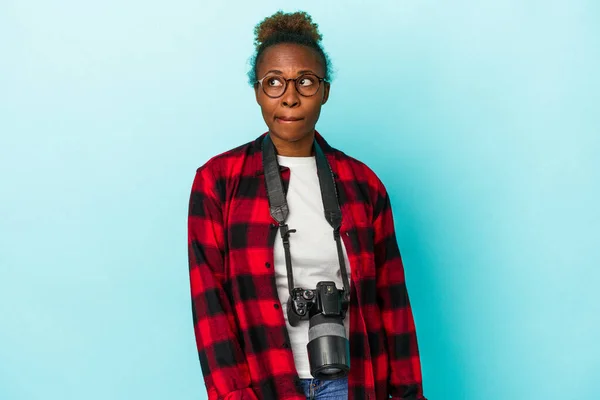 Молода Фотограф Афроамериканка Ізольована Синьому Фоні Збентежена Відчувається Сумнівною Невпевненою — стокове фото