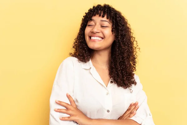 Jong Gemengd Ras Vrouw Geïsoleerd Gele Achtergrond Glimlachen Zelfverzekerd Met — Stockfoto