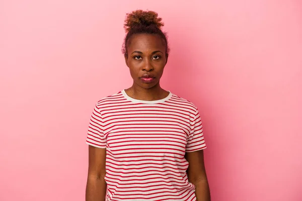 Jong Afrikaans Amerikaans Vrouw Geïsoleerd Roze Achtergrond Verdrietig Ernstig Gezicht — Stockfoto
