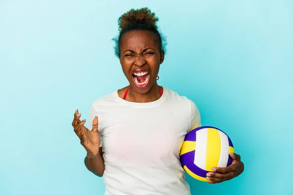 Young African American Woman Playing Volleyball Isolated Blue Background Screaming — Stock Photo, Image