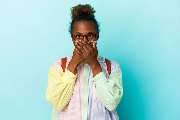 Joven Estudiante Afroamericana Mujer Sobre Aislado Fondo Impactado Cubierta Boca — Foto de Stock