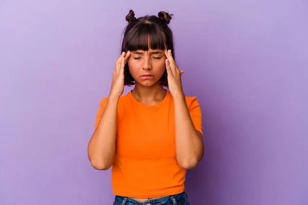 Joven Mujer Mestiza Aislada Sobre Fondo Púrpura Tocando Las Sienes —  Fotos de Stock