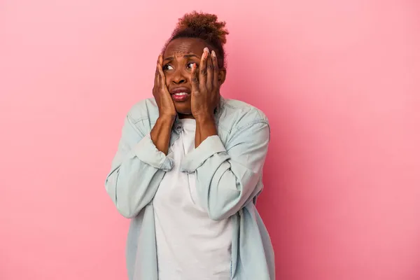 Mujer Afroamericana Joven Aislada Sobre Fondo Rosa Asustada Asustada — Foto de Stock