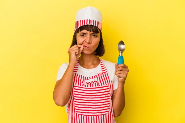 Joven Fabricante Helados Raza Mixta Mujer Sosteniendo Helado Aislado Sobre —  Fotos de Stock