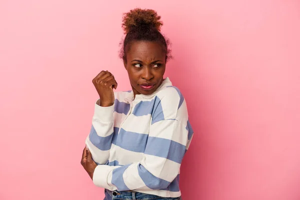 Junge Afrikanisch Amerikanische Frau Auf Rosa Hintergrund Isoliert Verwirrt Fühlt — Stockfoto