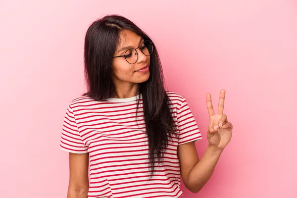 Junge Lateinische Frau Isoliert Auf Rosa Hintergrund Fröhlich Und Unbeschwert — Stockfoto