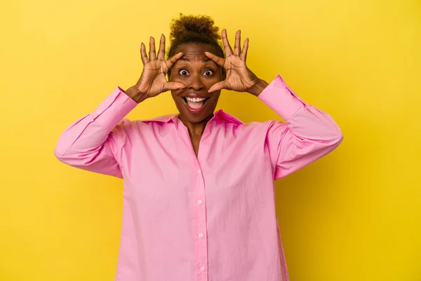 Молода Афро Американська Жінка Ізольована Жовтому Фоні Тримаючи Очі Відкритими — стокове фото