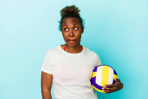 Young African American Woman Playing Volleyball Isolated Blue Background Confused — Stock Photo, Image