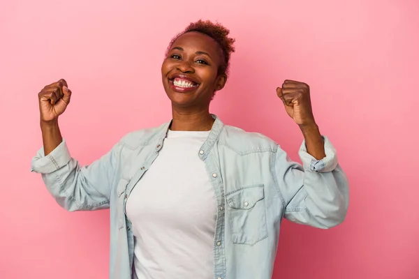 Jonge Afrikaanse Amerikaanse Vrouw Geïsoleerd Roze Achtergrond Juichen Zorgeloos Opgewonden — Stockfoto