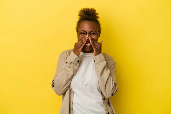 Jonge Afro Amerikaanse Vrouw Geïsoleerd Gele Achtergrond Zegt Een Roddel — Stockfoto