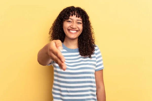 Jovem Mista Mulher Isolada Fundo Amarelo Esticando Mão Câmera Gesto — Fotografia de Stock