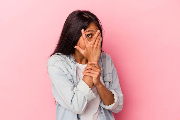 Mujer Latina Joven Aislada Sobre Fondo Rosa Parpadea Entre Los — Foto de Stock