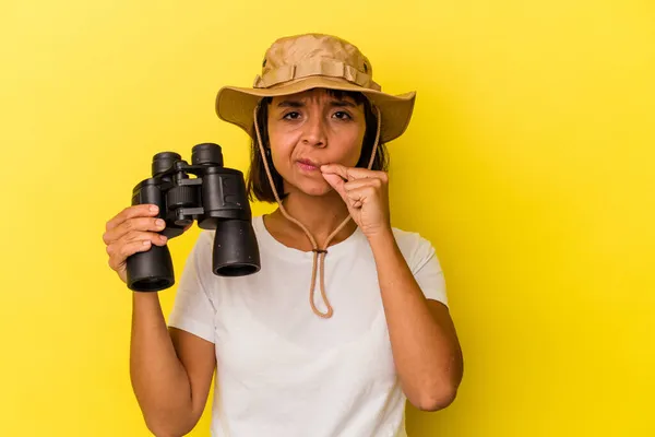 Junge Mischlingshündin Mit Fernglas Auf Gelbem Hintergrund Und Fingern Auf — Stockfoto