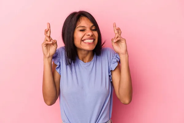 Jeune Femme Latine Isolée Sur Fond Rose Croisant Les Doigts — Photo