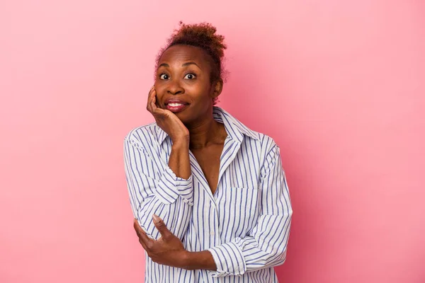 Junge Afrikanisch Amerikanische Frau Isoliert Auf Rosa Hintergrund Mit Einer — Stockfoto