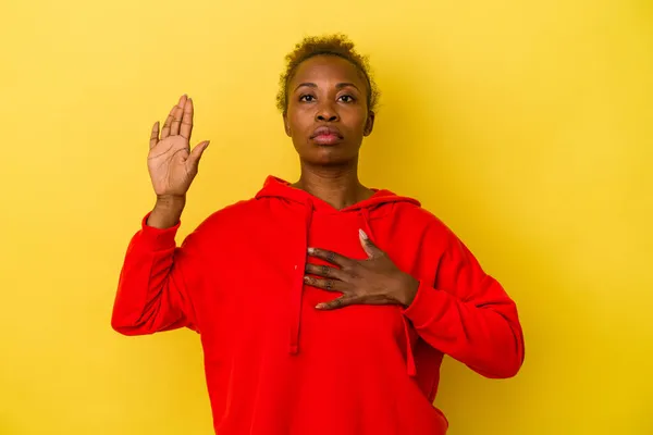 Junge Afrikanisch Amerikanische Frau Isoliert Auf Gelbem Hintergrund Die Einen — Stockfoto