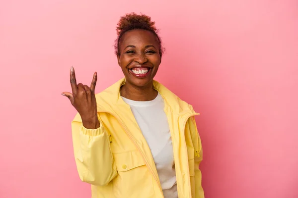 Jong Afrikaans Amerikaans Vrouw Geïsoleerd Roze Achtergrond Tonen Rock Gebaar — Stockfoto