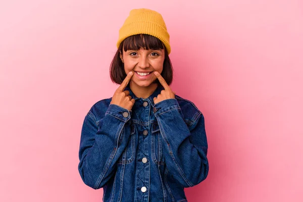 Mujer Joven Raza Mixta Aislada Sobre Fondo Rosa Sonríe Señalando —  Fotos de Stock
