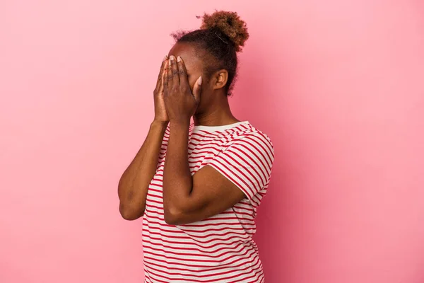Mladá Africká Americká Žena Izolované Růžovém Pozadí Strach Zakrývání Očí — Stock fotografie