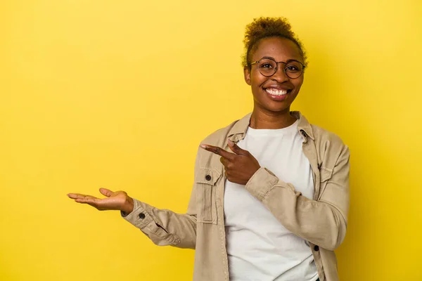 Jonge Afrikaanse Amerikaanse Vrouw Geïsoleerd Gele Achtergrond Opgewonden Met Een — Stockfoto