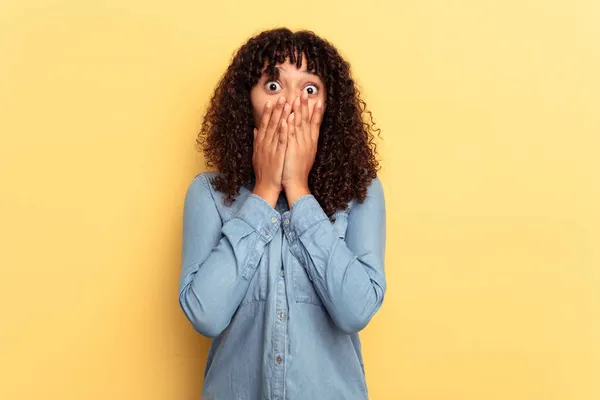 Junge Mischlingshündin Isoliert Auf Gelbem Hintergrund Schockiert Mund Mit Händen — Stockfoto