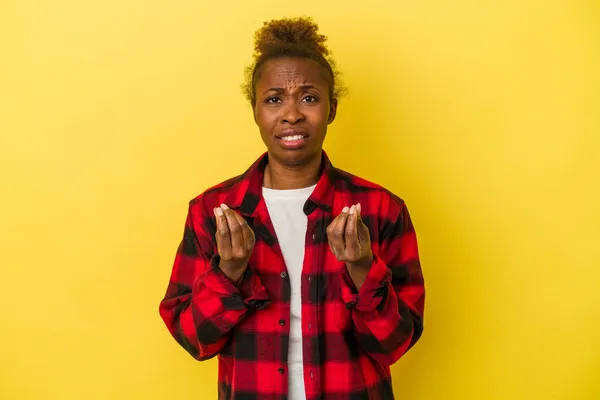 Junge Afrikanisch Amerikanische Frau Isoliert Auf Gelbem Hintergrund Zeigt Dass — Stockfoto
