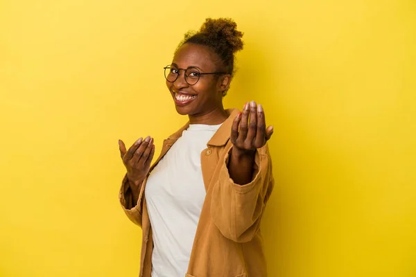 Jonge Afrikaanse Amerikaanse Vrouw Geïsoleerd Gele Achtergrond Wijzend Met Vinger — Stockfoto