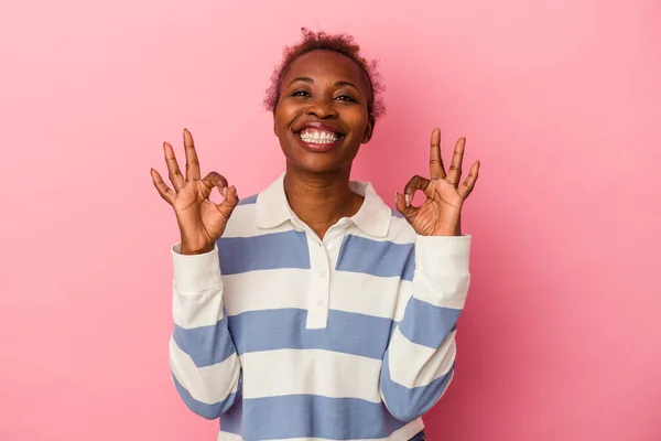 Genç Afro Amerikalı Kadın Pembe Arka Planda Izole Edilmiş Neşeli — Stok fotoğraf