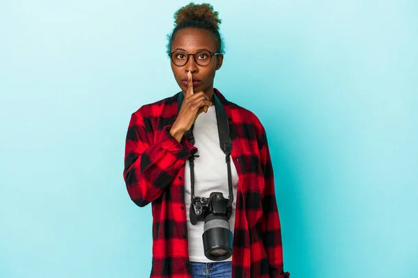 Mladý Fotograf Africký Američan Žena Izolované Modrém Pozadí Držet Tajemství — Stock fotografie
