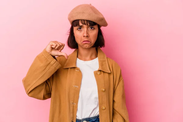 Mujer Joven Raza Mixta Aislada Sobre Fondo Rosa Mostrando Gesto —  Fotos de Stock