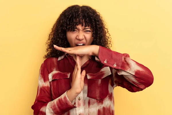 Young Mixed Race Woman Isolated Yellow Background Showing Timeout Gesture — Stock Photo, Image