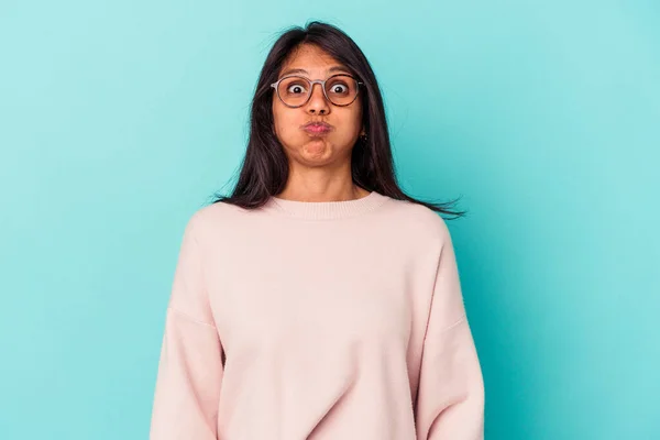 Mujer Latina Joven Aislada Sobre Fondo Azul Sopla Mejillas Tiene — Foto de Stock