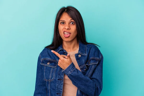 Jovem Latina Isolada Fundo Azul Apontando Para Lado — Fotografia de Stock