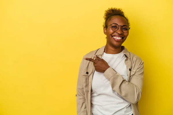 Jonge Afro Amerikaanse Vrouw Geïsoleerd Gele Achtergrond Lachend Terzijde Wijzend — Stockfoto