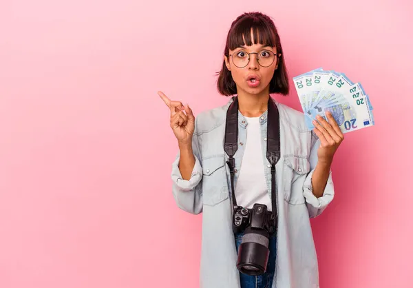 Joven Fotógrafa Raza Mixta Sosteniendo Facturas Aisladas Sobre Fondo Rosa —  Fotos de Stock