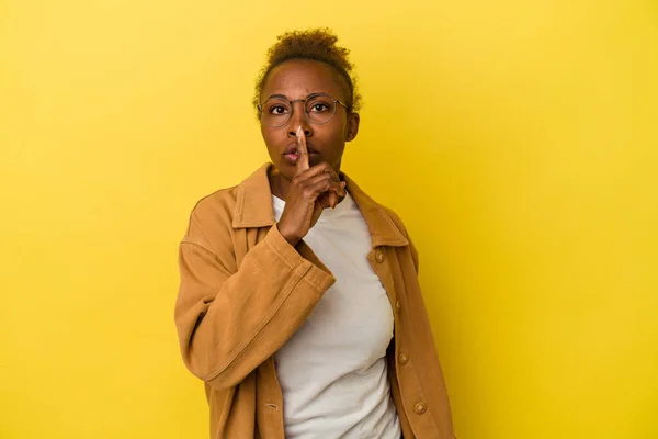 Jonge Afrikaanse Amerikaanse Vrouw Geïsoleerd Gele Achtergrond Het Houden Van — Stockfoto