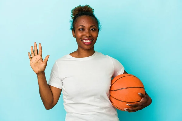 Genç Afro Amerikan Kadın Basketbol Oynuyor Mavi Arka Planda Izole — Stok fotoğraf