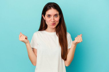 Mavi arka planda izole edilmiş beyaz bir kadın parasız olduğunu gösteriyor..