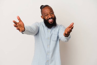 Pembe arka planda sakallı Afrikalı Amerikalı adam kameraya sarıldığı için kendinden emin..