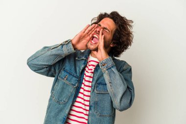 Beyaz arka planda izole edilmiş beyaz bir adam heyecanlı bir şekilde bağırıyor..