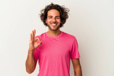 Beyaz arka planda izole edilmiş genç beyaz bir adam neşeli ve kendinden emin..