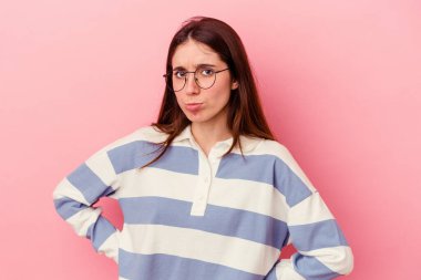 Yanakları şişer, yorgun bir ifadesi vardır. Yüz ifadesi kavramı.