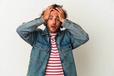 Beyaz arka planda izole edilmiş genç beyaz adam şaşırdı ve şok oldu..