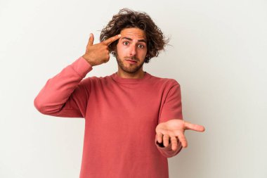 Beyaz arka planda izole edilmiş genç beyaz bir adam elinde bir ürün tutuyor ve.