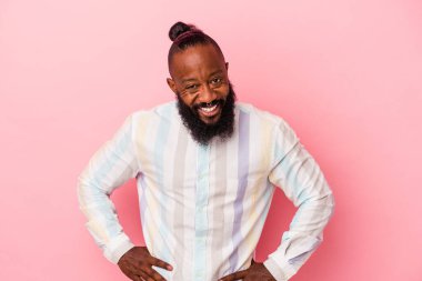 Mutlu, gülümseyen ve neşeli.