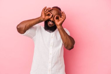 Gözlerin üzerinde iyi işareti göster