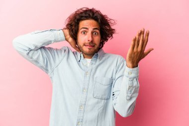 Pembe fırında izole edilmiş genç beyaz adam öfkeyle bağırıyor..