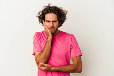 Beyaz arka planda izole edilmiş, sıkılmış, yorgun ve dinlenmeye ihtiyacı olan genç beyaz bir adam..